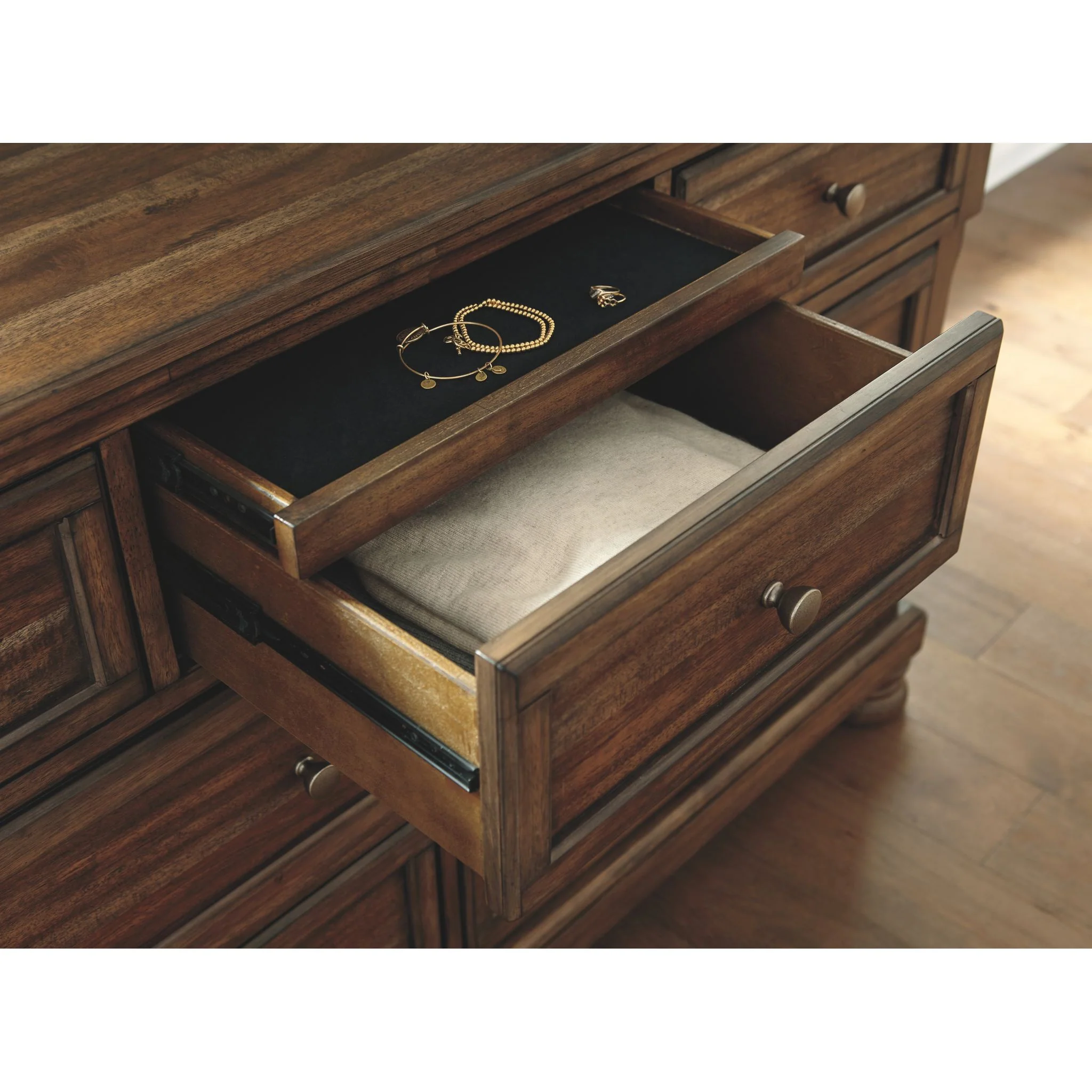 Flynnter 5 Piece Queen Panel Bedroom - Medium Brown - Image 7