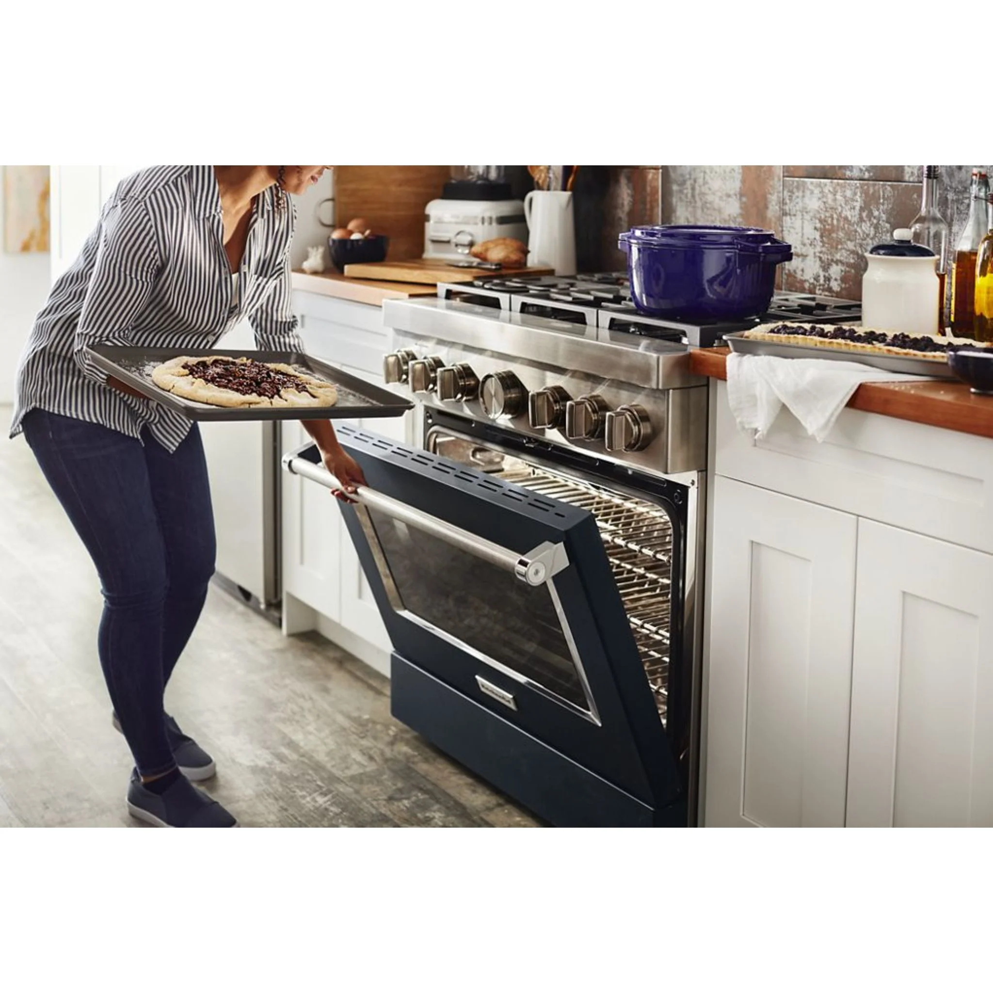 KitchenAid 36'' Smart Commercial-Style Dual Fuel Range with 6 Burners - Misty Blue (KFDC506JMB) - Image 45