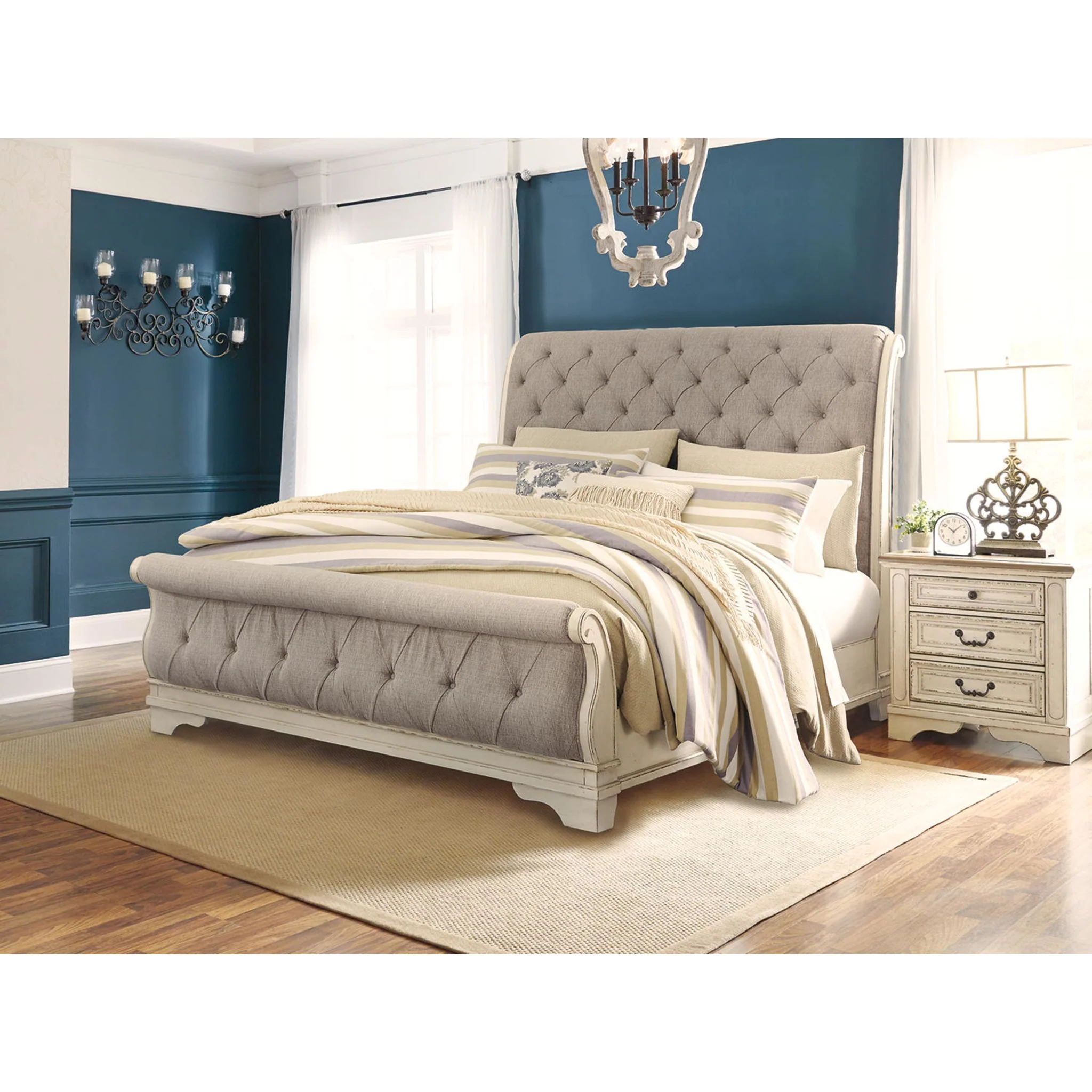 Realyn Sleigh Bed - Image 13
