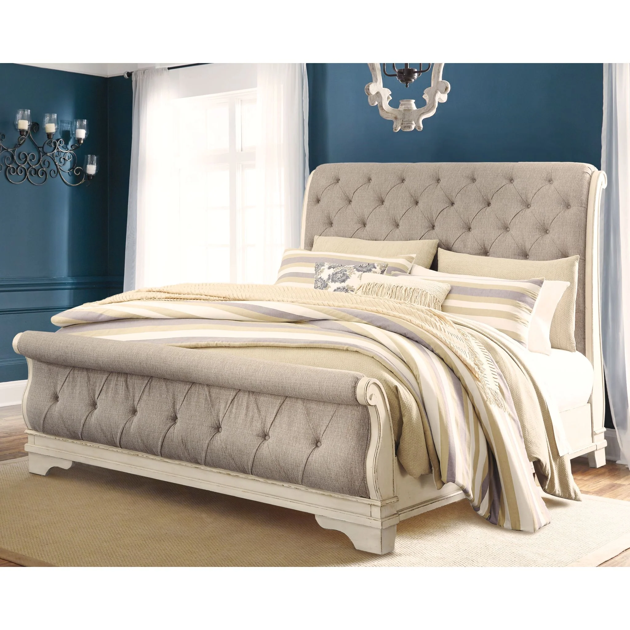 Realyn Sleigh Bed - Image 3
